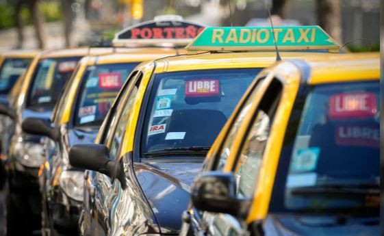 Los taxis de la Ciudad comenzarán el 2024 con un aumento del 50% | Economía