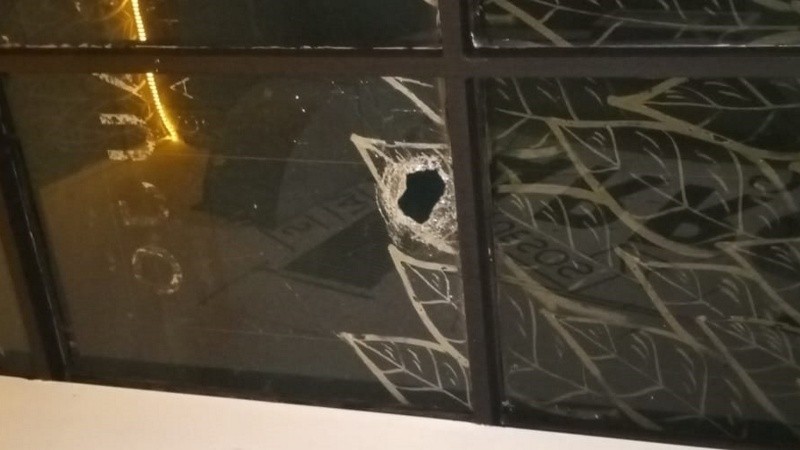 Participaba de una fiesta privada en un bar, le arrojaron una baldosa de un edificio y quedó grave | Actualidad