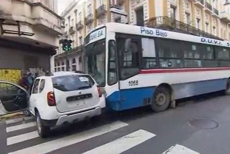 Trece personas heridas al chocar un colectivo y una camioneta en el centro porteño | Actualidad