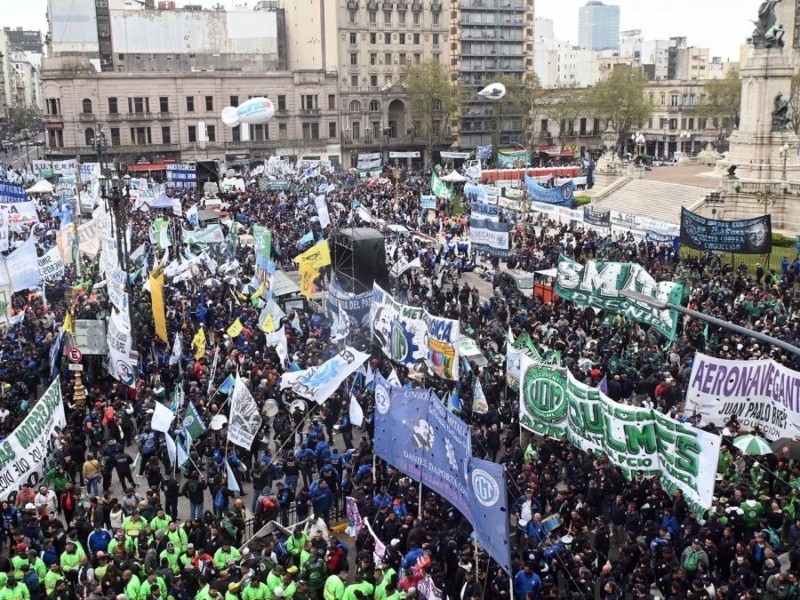 El Gobierno puso a disposición la línea 134 para "denunciar intermediarios en planes sociales" | Política