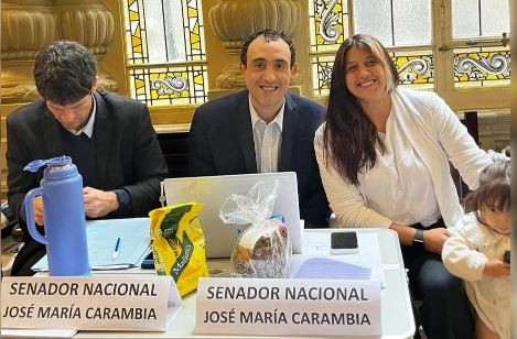 "Piquete" en el Senado: un legislador se quedó sin despacho y se instaló en el pasillo del Congreso | Política
