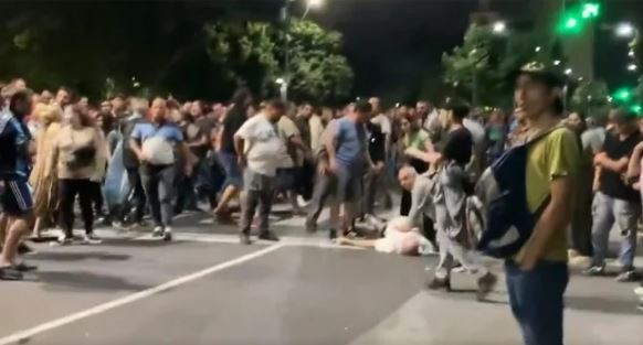 Un hombre murió tras descompensarse durante el cacerolazo en La Plata | Actualidad