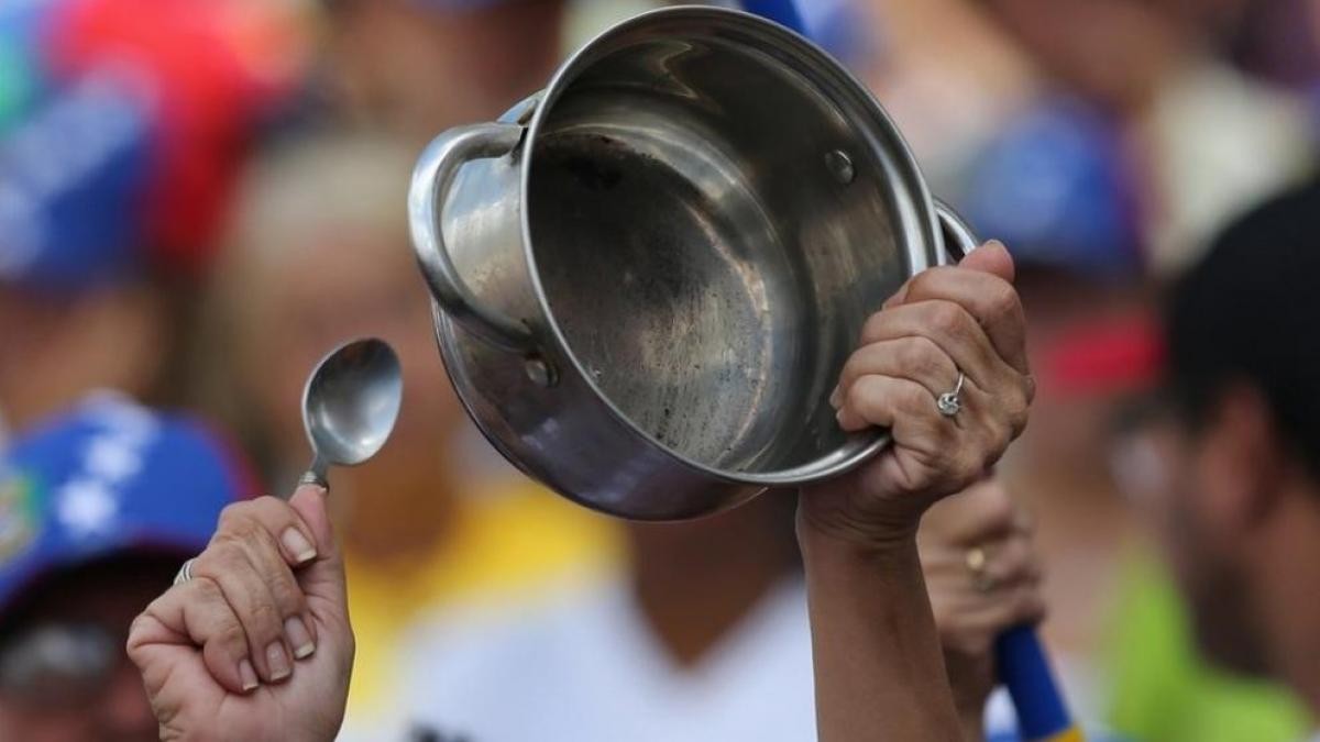 Militantes de Unidad Piquetera llevaron ollas vacías a Capital Humano: reclaman una audiencia con Pettovello | Actualidad