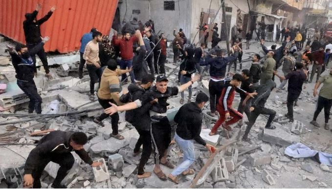 Gazatíes hambrientos saquearon camiones que llevaban agua y alimentos a la Franja | Internacionales