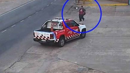 Una mujer fue detenida por rociar con nafta y prender fuego a un policía bonaerense en Merlo | Actualidad