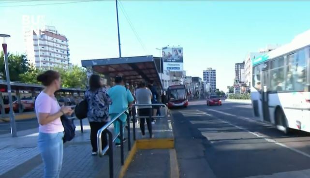 Largas filas por recorte de servicios de colectivos en el AMBA | Actualidad