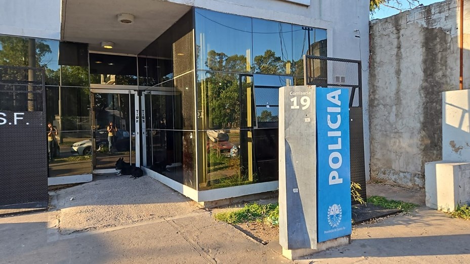 Balearon una comisaría de Rosario y dejaron una nota intimidatoria | Actualidad