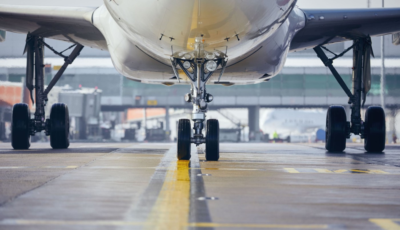 Viajó en el tren de aterrizaje de un avión: quedó internado en grave estado, con "hipotermia severa" | Internacionales