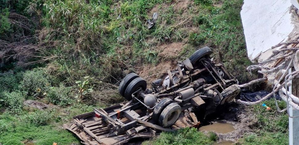Autopista Rosario-Buenos Aires: un muerto y dos heridos al caer un camión desde un puente | Actualidad