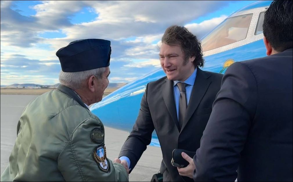 Milei llegó a Santa Cruz y mañana viajará a la Antártida a bordo de un Hércules | Política