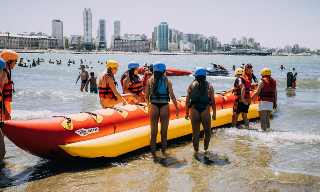 Verano 2024: pasear en la banana en Mar del Plata para una familia es más caro que alquilar un departamento | Actualidad