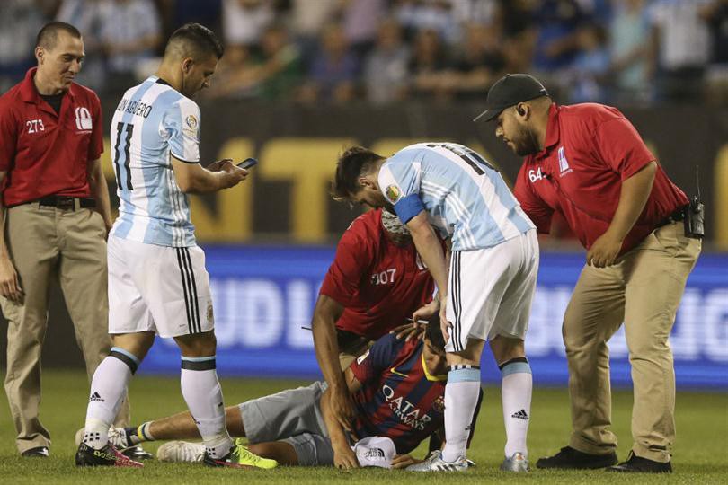 El Kun Agüero le "robó" el celular al fanático que invadió la cancha para abrazar a Messi | Deportes