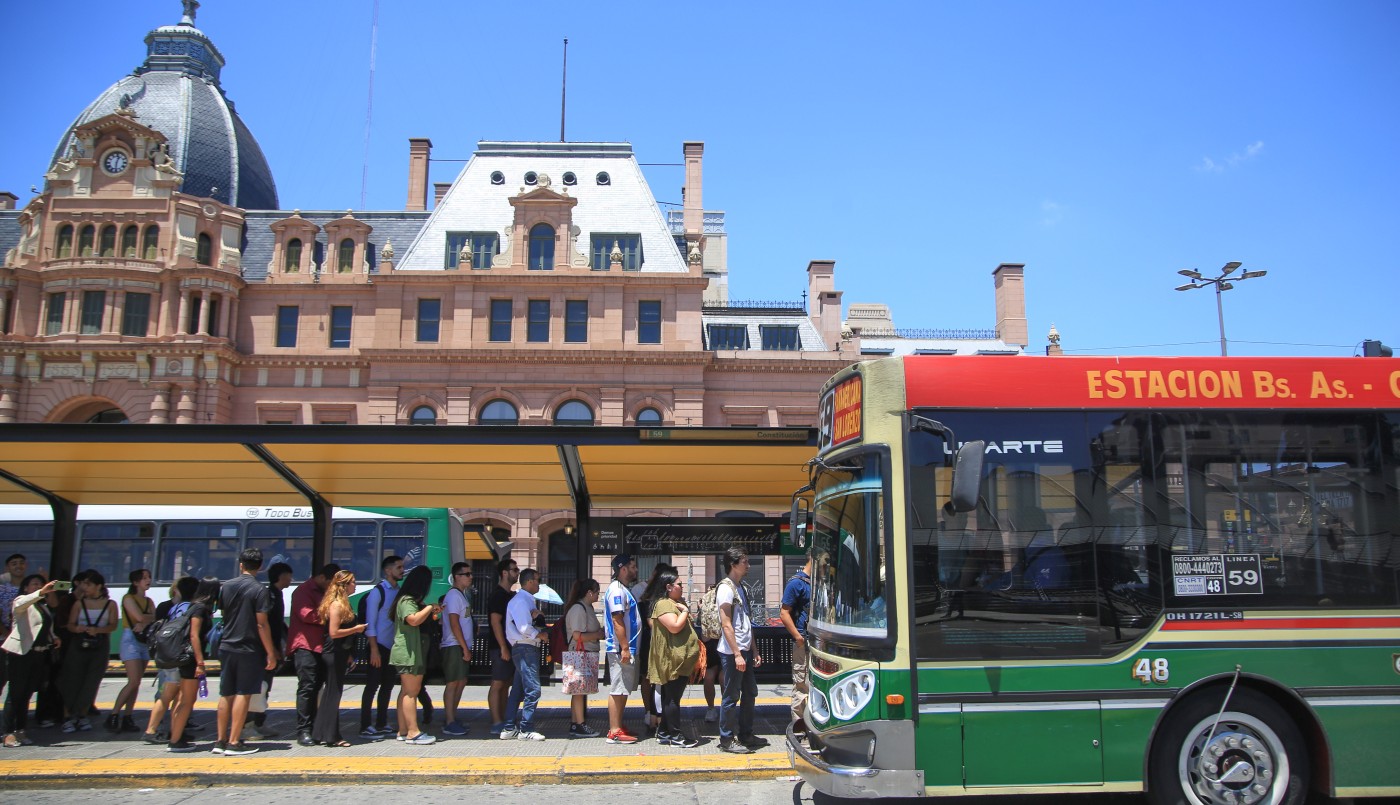 Tarifas de colectivos y trenes suben 45% el lunes y el alza de febrero será aún más fuerte | Actualidad