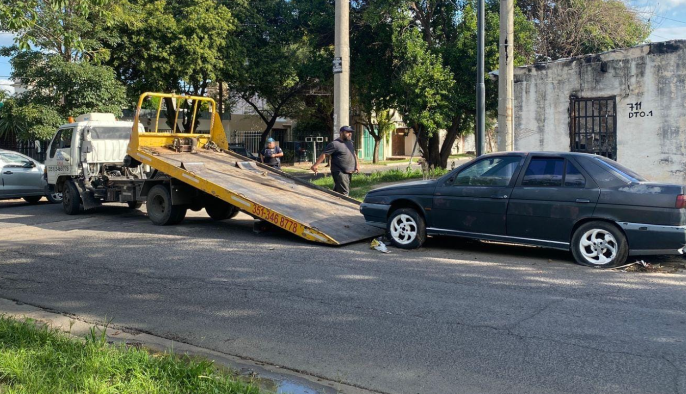 Fingió ser el dueño de un auto estacionado y contrató a una grúa para robárselo | Actualidad