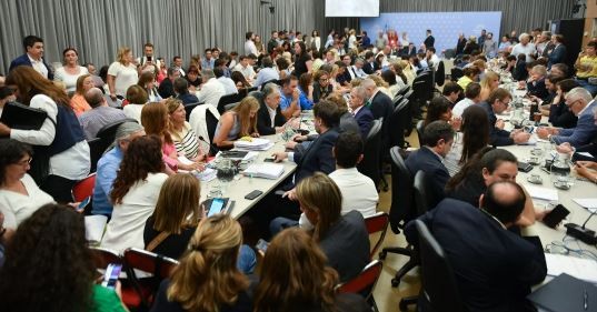 Ley Ómnibus: chispazos, negociación y un dictamen  de mayoría con disidencias en la madrugada | Política