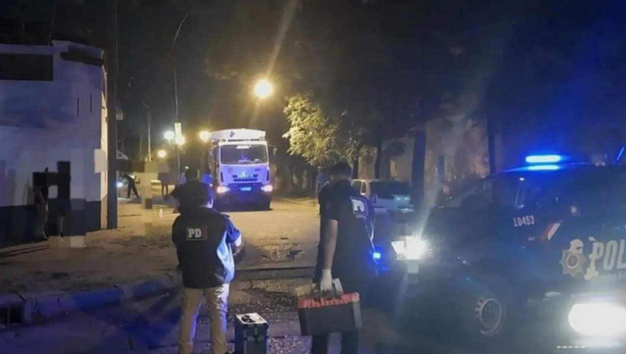 Balearon un camión de residuos en Rosario y dejaron una nota mafiosa | Actualidad