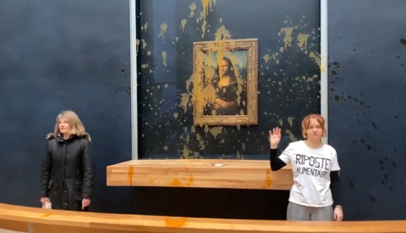 Activistas climáticos le tiraron sopa a la Gioconda en el Museo del Louvre | Internacionales