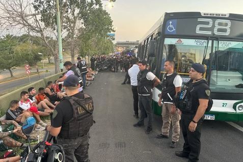 30 barras de River fueron detenidos por incidentes en las inmediaciones del estadio | Deportes