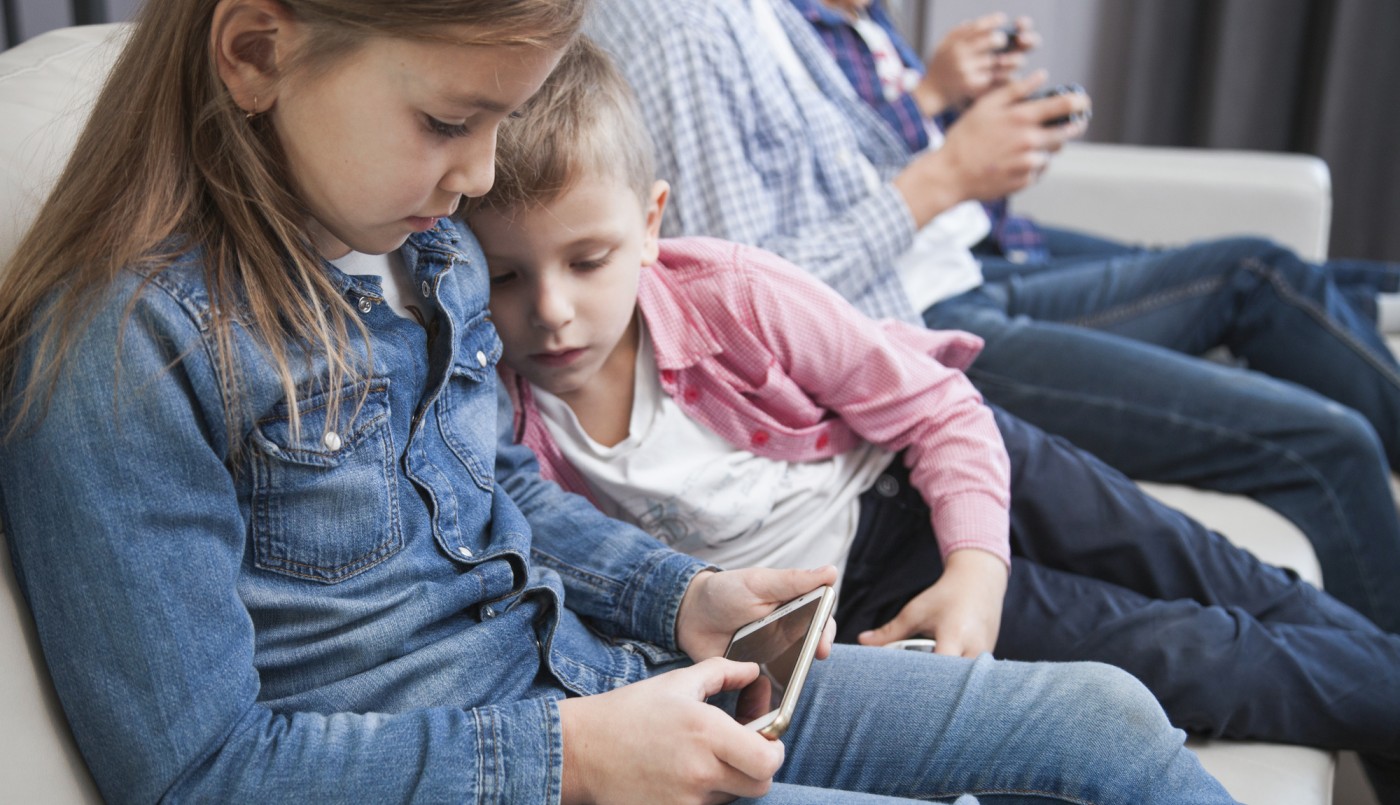 Los chicos pasan 4 horas por día en el celular: YouTube y Tiktok son las apps preferidas | Tecno