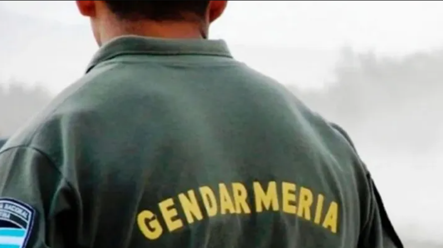 Quisieron asaltar a un gendarme en una parada de colectivo: mató a un "motochorro" e hirió a otro de 15 años | Actualidad