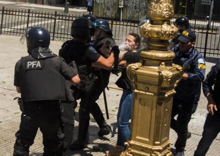 Denuncian a Patricia Bullrich y a Waldo Wolff por el uso del nuevo gas pimienta en marchas contra la Ley Ómnibus | Política