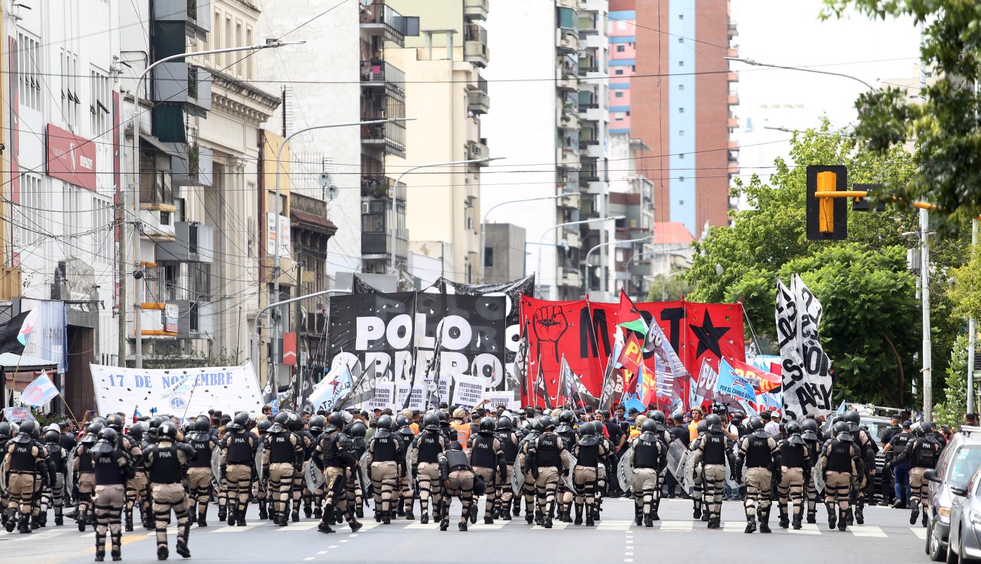 Tensión en los alrededores de Puente Pueyrredón entre piqueteros y Prefectura | Política