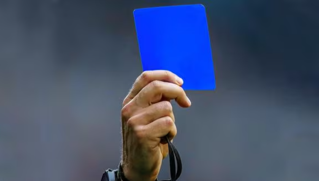 Tarjeta azul: analizan las expulsiones temporales en el fútbol | Deportes