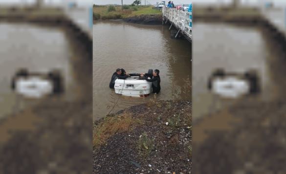 Ruta 11: Un auto se despistó, cayó a un arroyo en General Lavalle y hay cinco muertos | Actualidad