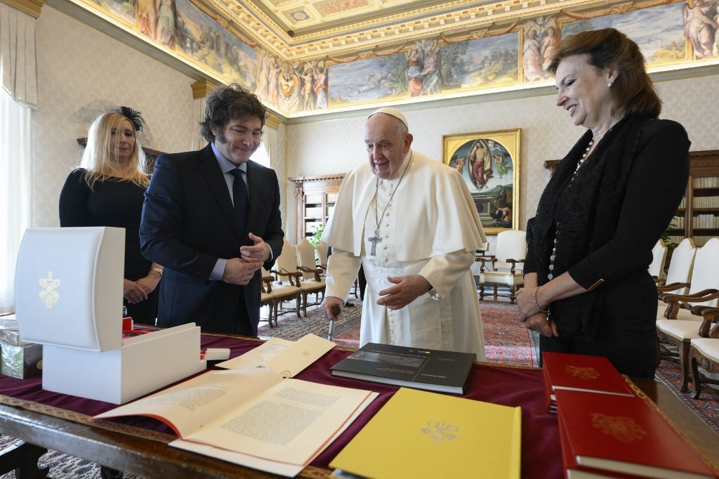 El particular regalo de Javier Milei al papa Francisco: una sutil crítica al populismo | Política