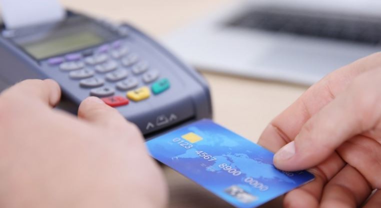 Las compras con tarjetas de crédito se desplomaron en enero | Economía