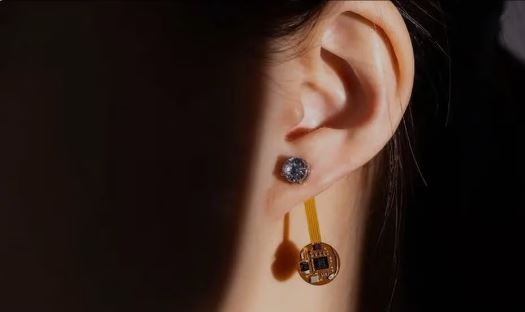 Desarrollan unos aros inteligentes que miden niveles de estrés en contacto con el lóbulo de la oreja | Internacionales
