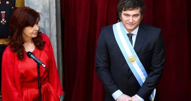 Javier Milei le respondió a Cristina Kirchner: "Los nuevos tiempos requieren de un poco de show" | Política