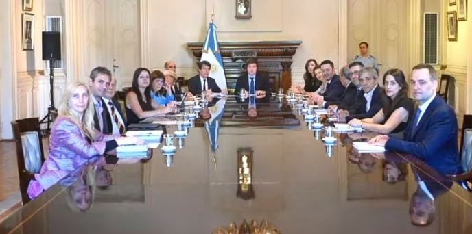 Tras el revés de la Ley Ómnibus, el Gobierno evalúa avanzar con las reformas por decreto | Política