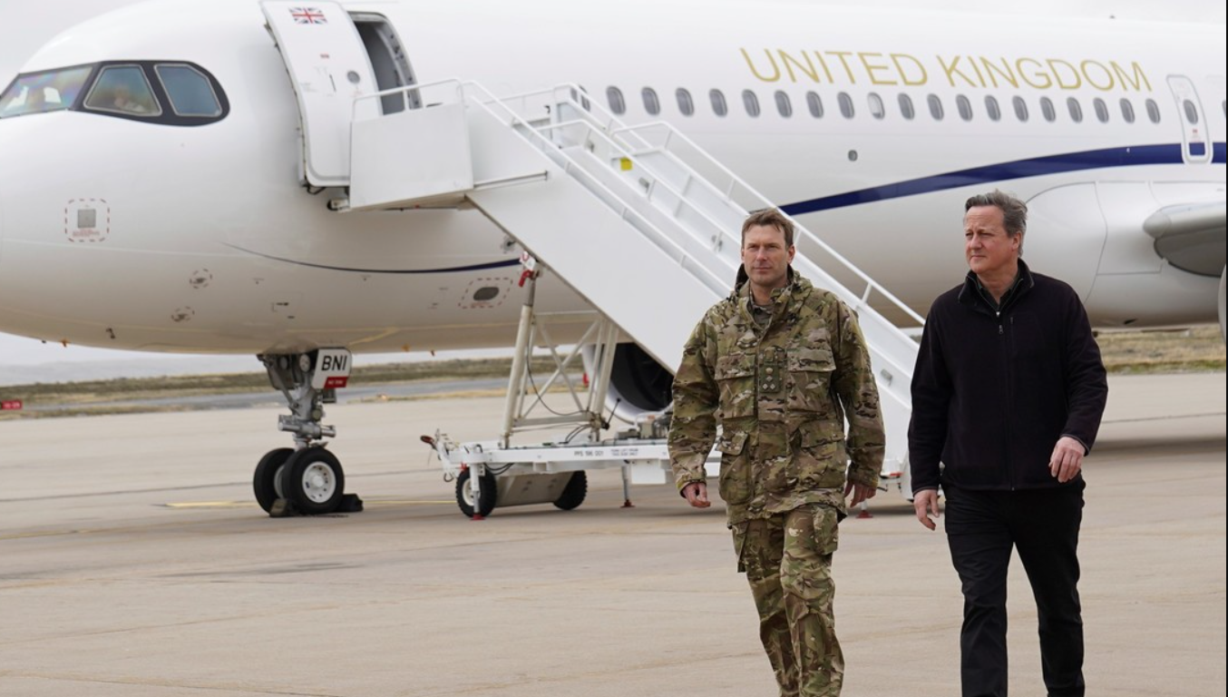 A un mes de haberse reunido con Milei, David Cameron llegó a las Islas Malvinas, | Política