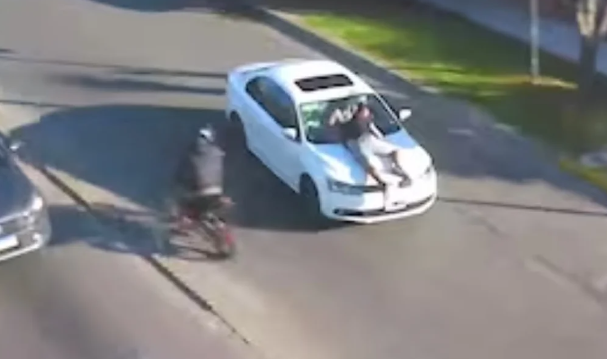 Juez avaló detención del joven que arrastró 7 kilómetros a una persona en el capot de su auto | Actualidad