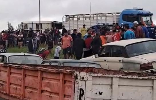 Volcó un camión con vacas en Río Cuarto y los vecinos faenaron a los animales | Actualidad