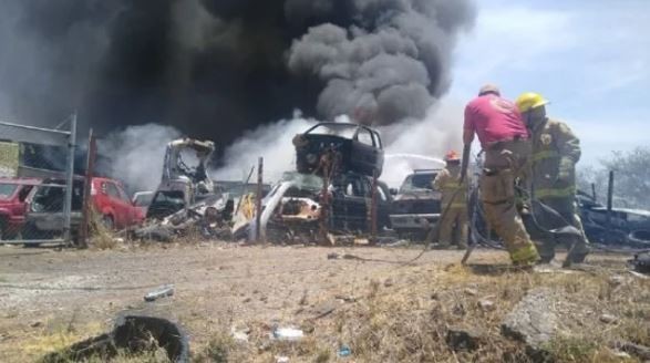 La Plata: voraz incendio en un depósito de autos de la policía | Actualidad