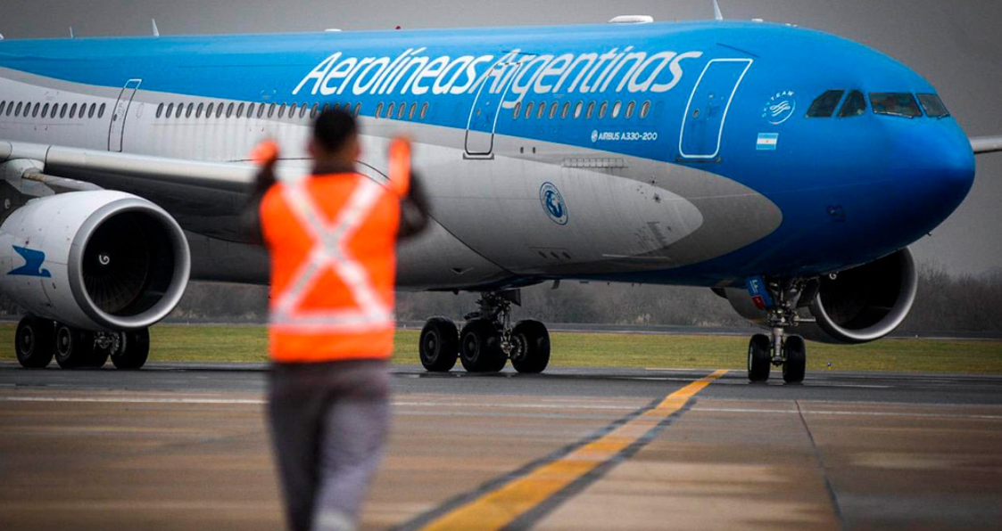 Aerolíneas Argentinas cancela acumulación de millas para funcionarios con pasajes pagados por Estado | Economía