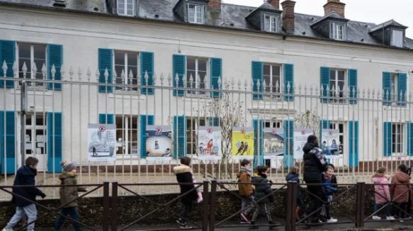 Un pueblo de Europa prohíbe el uso de celulares en la calle | Internacionales