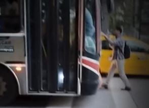 "¡Abrí la puerta, tenés que llevarme!": el colectivo no frenó, se puso adelante y hasta se colgó del espejo | Actualidad