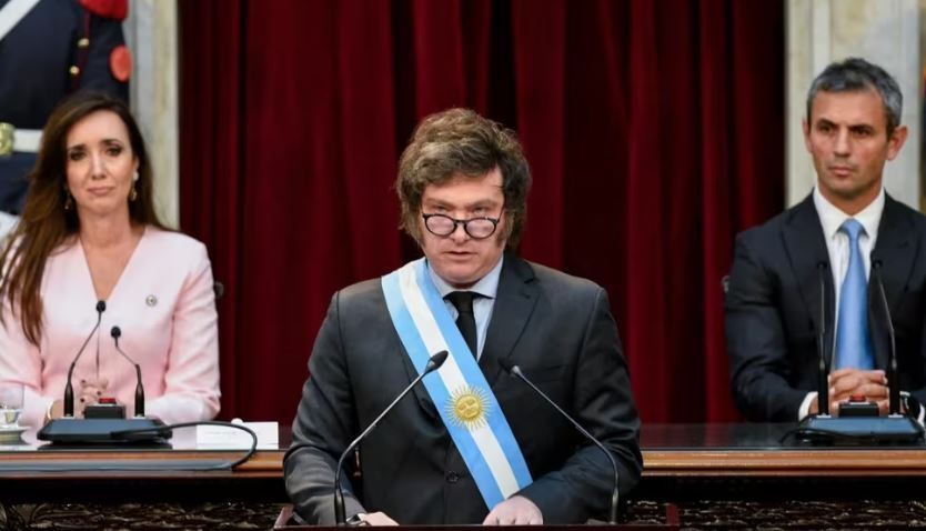 Milei apuntó contra Alberto Fernández por el escándalo de los seguros: "Un sistema diseñado para cobrar retornos" | Política