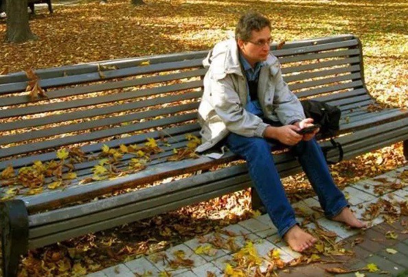 La historia del hombre que camina descalzo desde hace 10 años | Curiosidades