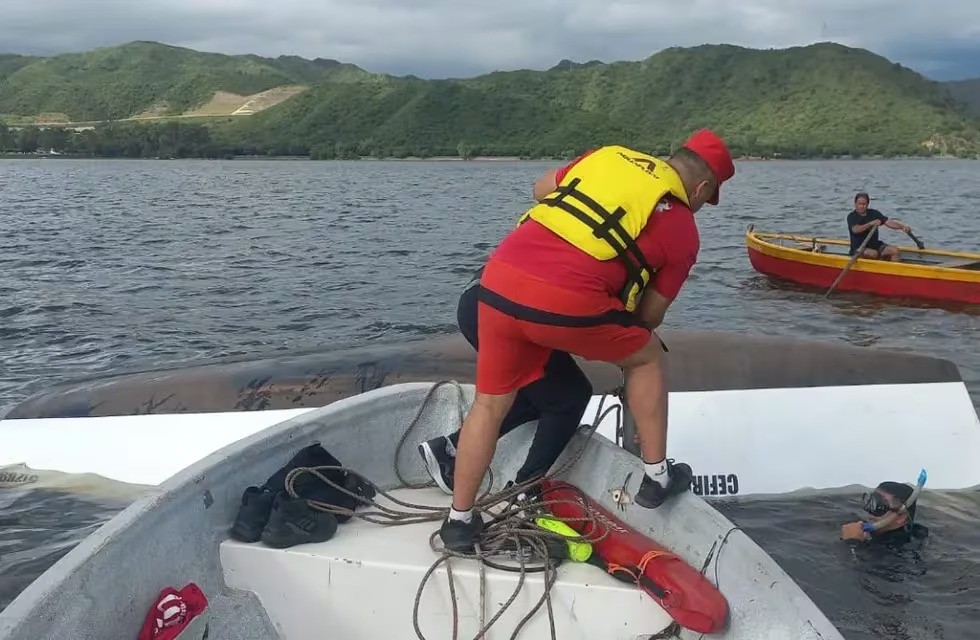 Córdoba: exitoso rescate de dos hombres que tumbaron su bote en el lago San Roque | Actualidad