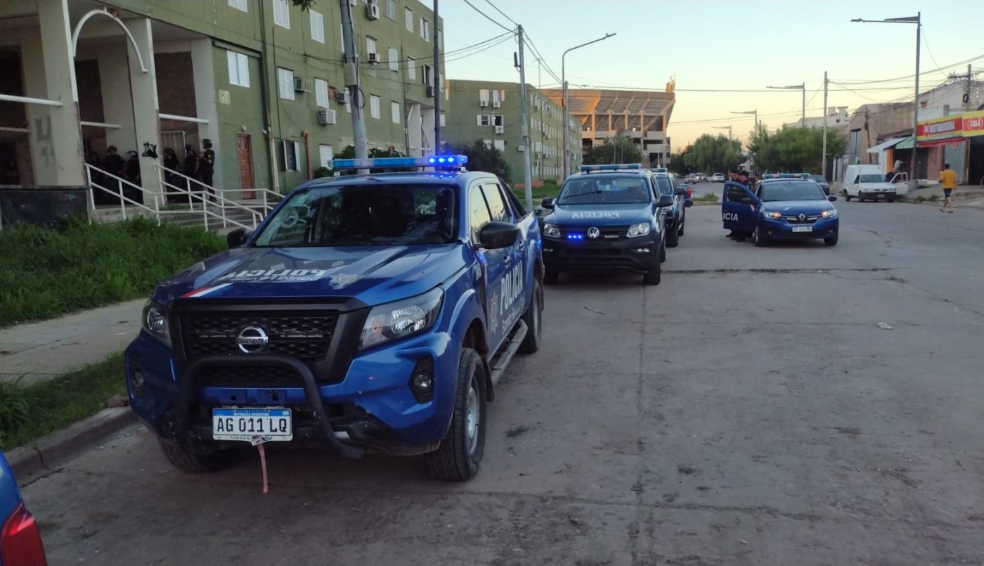 Un enfrentamiento a tiros entre barras de Colón terminó con un muerto y tres heridos | Actualidad