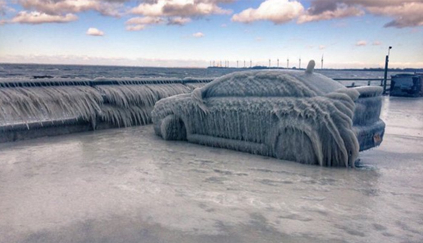 Se fue a tomar unas cervezas y se le congeló el auto | Curiosidades