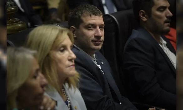 Yamil Santoro presentó un proyecto de ley para exigir que representantes legislativos tengan título secundario | Política