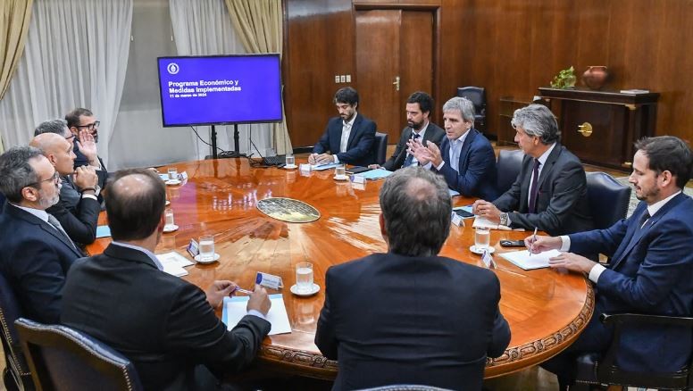 Con la mira en el fin de las promociones, Caputo se reunió con supermercadistas | Economía