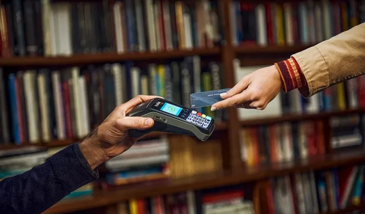 Oficializaron el cambio en la forma de pagar consumos con tarjetas en comercios | Economía