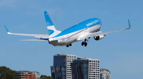 Aerolíneas Argentinas comienza a cobrar equipaje en los vuelos nacionales | Economía