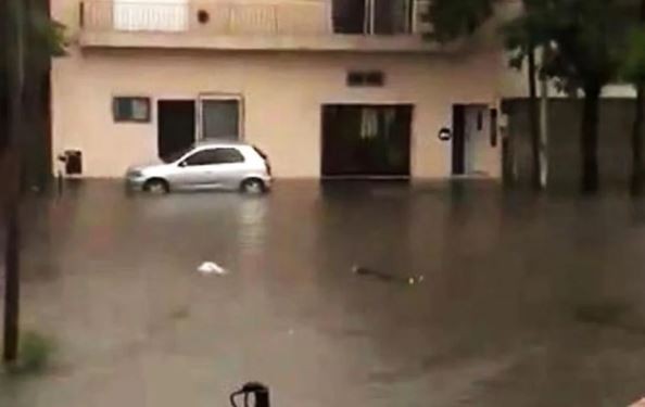 Se confirmó cómo murió el hombre que apareció flotando en una calle inundada de Valentín Alsina | Actualidad
